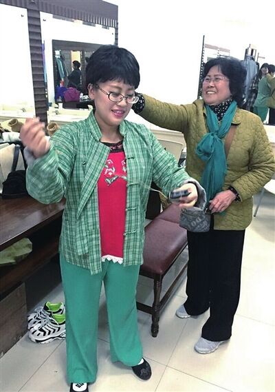 孙彩芳的女儿客串演出，母亲任“剧务”