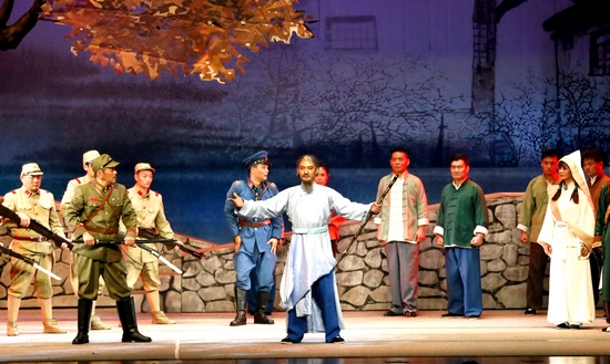 大型原创沪剧《乡魂》在上海演出