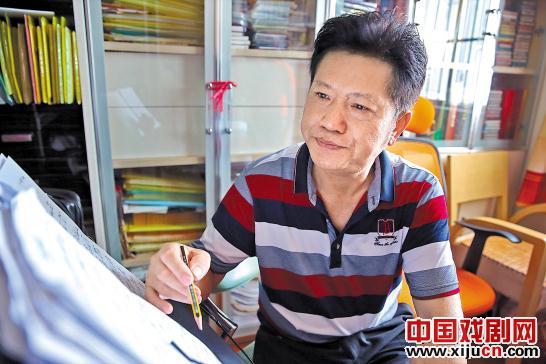 卜灿荣在工作室创作新曲