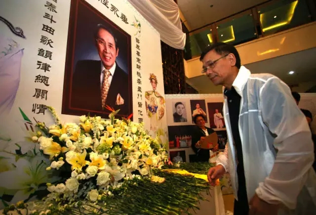 广东粤剧院丁凡带领省院演职人员前来吊唁