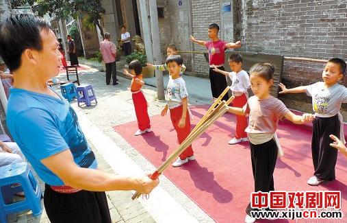 粤剧銮舆堂有一群老叔父正在为&ldquo;复兴传统、培养后人&rdquo;不懈努力