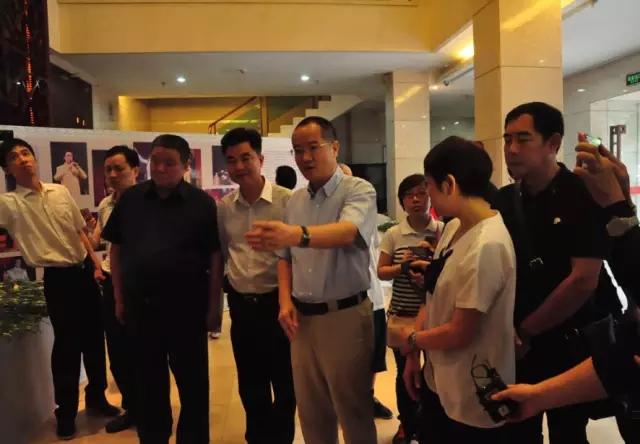 广州市文化广电新闻出版局陆志强局长、刘宛子副书记、张润华副局长、徐彬巡视员到场吊唁