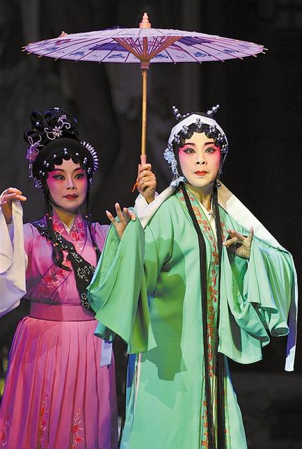 带着家人看粤剧&ldquo;邕城粤韵&rdquo;民族传统文化系列展演新年首场拉开序幕