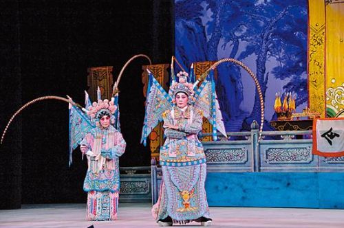 罗家英汪明荃携手演粤剧《穆桂英大破洪州》成小夫妻