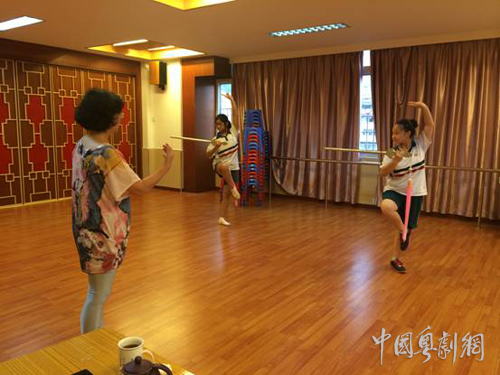 梅花香自苦寒来&mdash;&mdash;记乐观坚强的粤剧特长生陈嘉岐