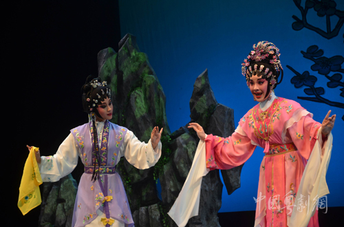 伍韵飞与吴非凡(右)在《鸳鸯剑》中