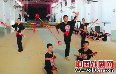 大学生义务为新起点粤剧社34名贫困山区失学儿童教授文化课