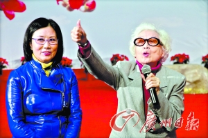 红线女与汪明荃交流