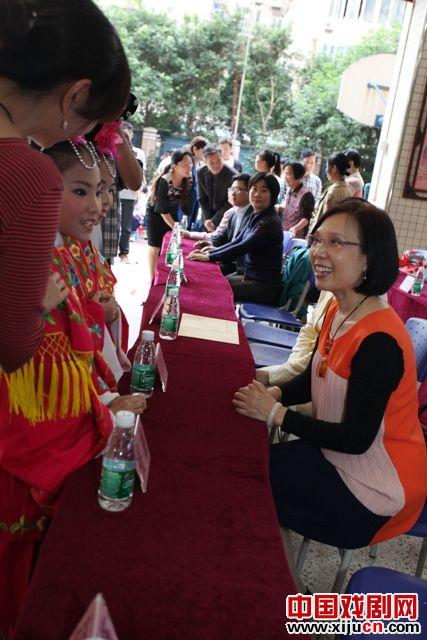 “粤剧走进校园”开幕 红线女倪惠英作现场指导