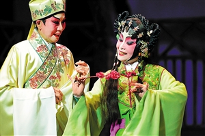 著名粤剧表演艺术家白雪仙观看指导《再世红梅记》