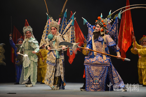 伍韵飞与吴非凡（右）在《鸳鸯剑》中