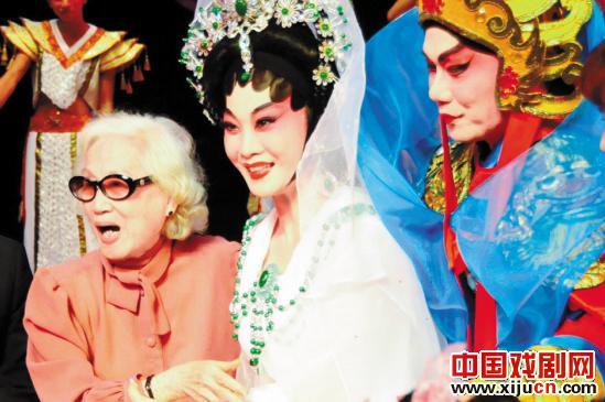 红线女观看粤剧《观音情度韦陀天》整场演出