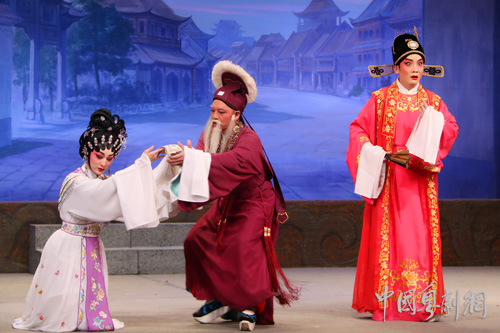 《侠盗娇妻状元郎》谐趣上演，与越秀区退休人员提前欢度中秋