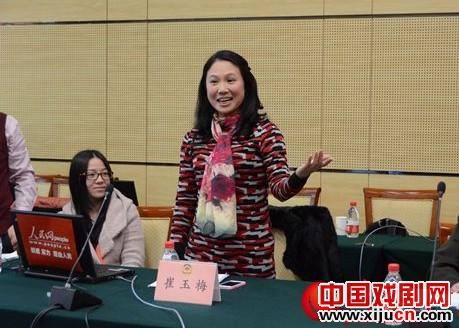 政协委员崔玉梅在访谈现场即兴演唱