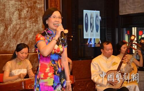 倪惠英在广东音乐曲艺团伴奏下演唱《五羊仙子喜重来》