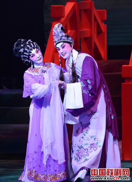 《花海红楼》连演十晚 盖鸣晖摸米雪胸