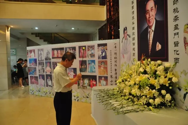 刘宛子副书记上前献花