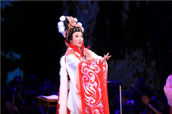 红线女入室弟子赖琼霞珠海传授粤剧表演知识