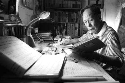 粤剧发烧友耄耋之年每天伏案10小时 44年记录粤剧曲谱千余首