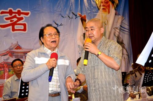 新名扬、邓志驹同歌一曲