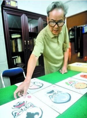 佛山老人伍行画出79张粤剧脸谱