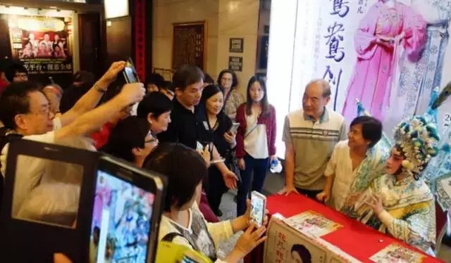粤剧《鸳鸯剑》演出结束后，吴非凡在剧场大堂举行了签售会