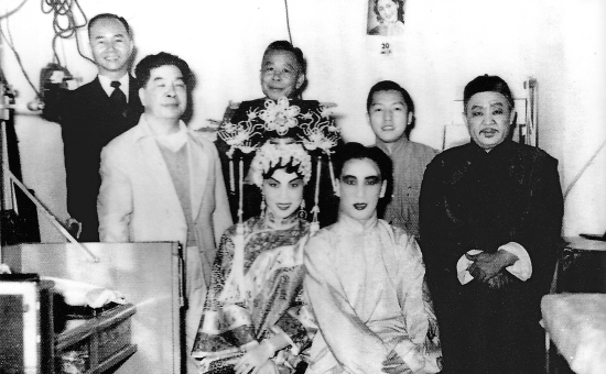 学者、编剧、演员共商粤剧。左二为简又文,左四芳艳芬,右二唐滌生