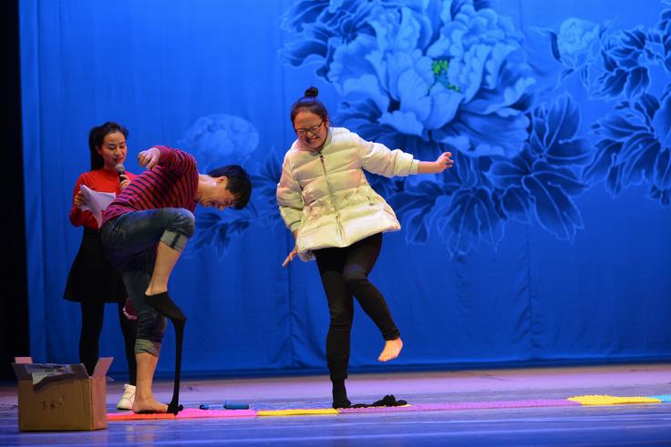 剧院版的“跑男指压板”游戏