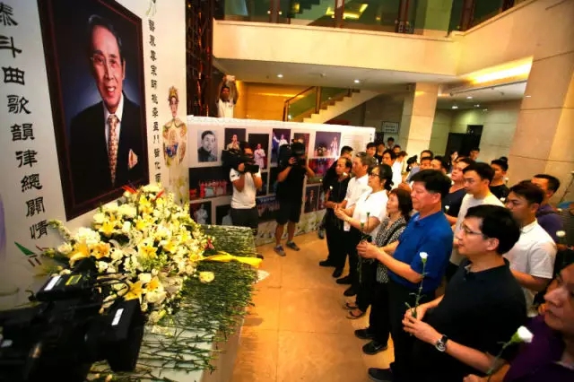 广州粤剧院余勇董事长、黎骏声、陈韵红带领剧院演职人员到现场献花追思