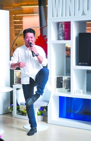 广州红豆粤剧团团长欧凯明在示范粤剧动作