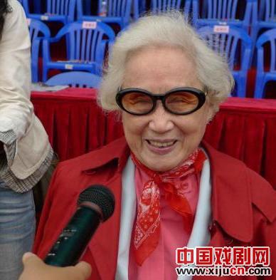 著名粤剧表演艺术家红线女到华侨博物馆参观