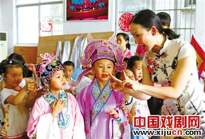 粤剧进校园，5岁娃娃粉墨登场