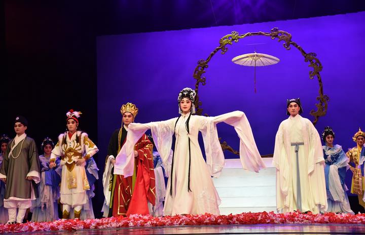 《白蛇传&middot;情》让学子爱上粤剧