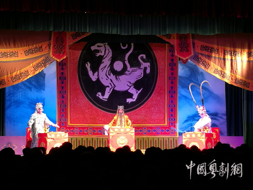 【活动资讯】东凤群众冒雨观看粤剧《鸳鸯剑》热情不减