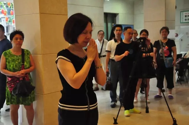 广州市文联副主席倪惠英在现场祭拜