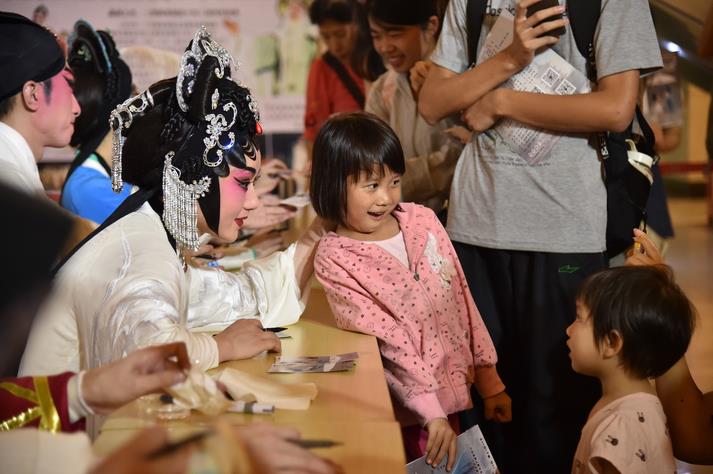 《白蛇传·情》让学子爱上粤剧