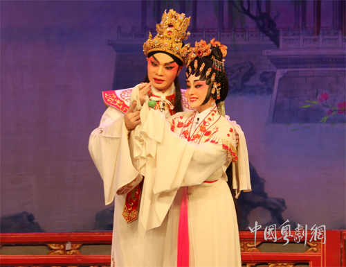 新秀主演《雾锁东宫》再掀&ldquo;粤剧文化广场&rdquo;观演热潮