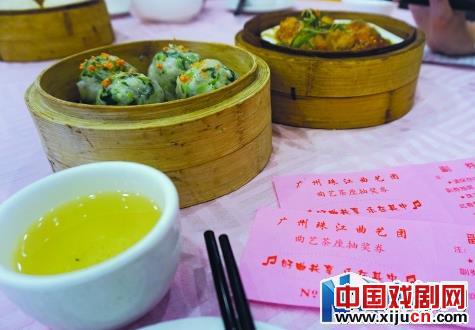 喝茶、吃点心、听粤剧