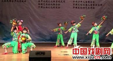 东莞麻涌镇少儿粤剧团的《春草上路》和《荔枝颂》在中韩国际奖交流比赛中获金奖