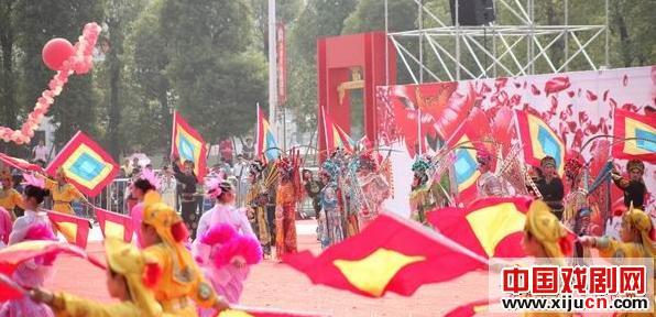 广东粤剧院青年演员以传统的粤剧程式和形象参演《梨园欢歌》