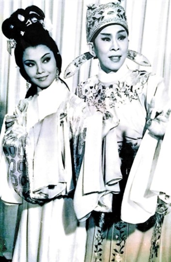 青年梅雪诗（左）与任剑辉的剧照