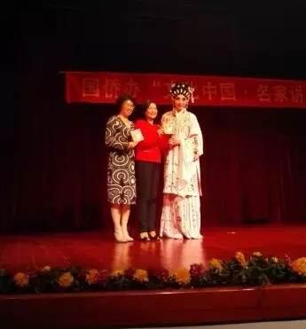 中国驻秘鲁大使馆文化参赞朱晓燕现场接受葛锐娟赠送的粤剧礼品