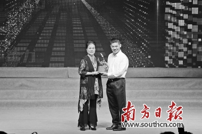成名不忘故里 粤剧世家获颁金桂勋章&mdash;&mdash;第八届&ldquo;关爱桂城&rdquo;授勋典礼举行