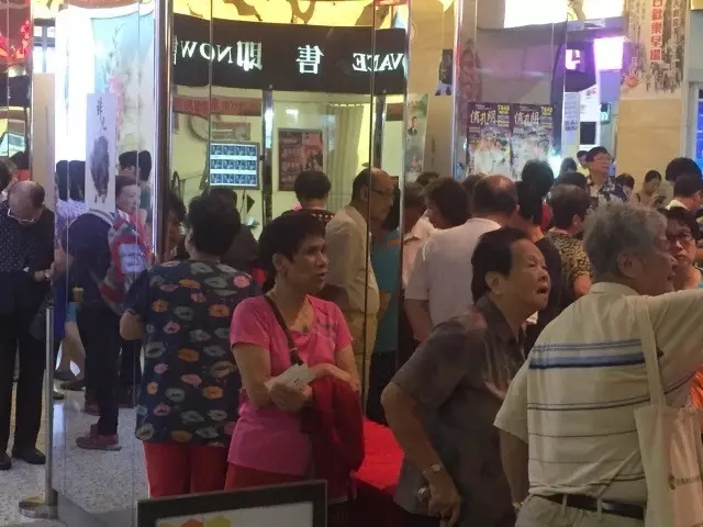 观众早早到场守候进场