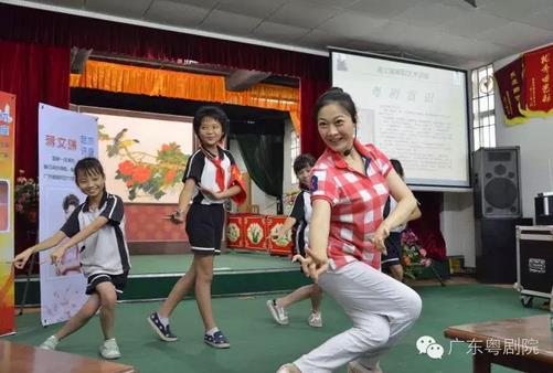 蒋文端为顺德容桂南区小学小朋友们上粤剧课