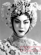 玲姐年轻时唱粤曲的造型