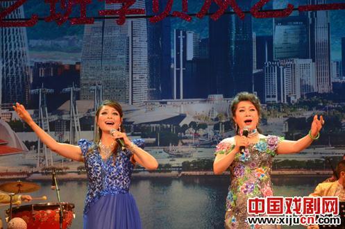 梁玉嵘、廖绮表演子平喉合唱《雏凤新声颂伟人》