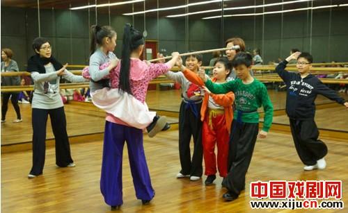 骏艺粤剧团主办儿童粤剧培训课程