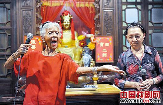 80岁外国老太广州&ldquo;粤剧寻根旅&rdquo;