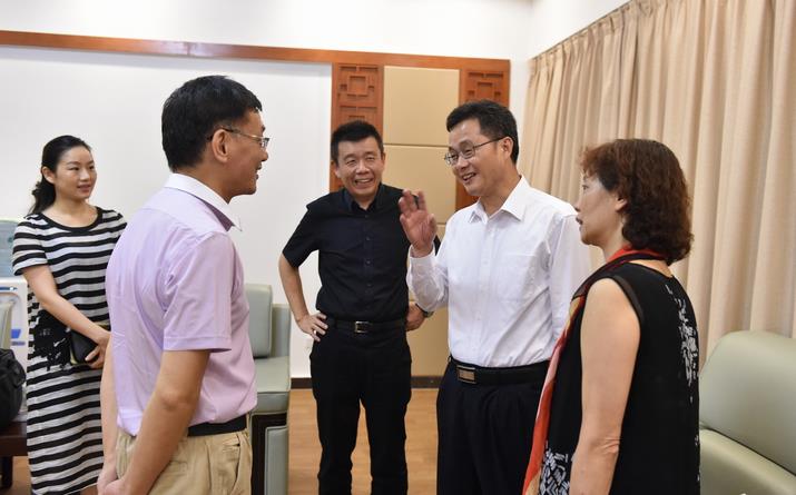 粤剧《魂牵珠玑巷》展演第七届羊城国际粤剧节，副省长蓝佛安观看演出